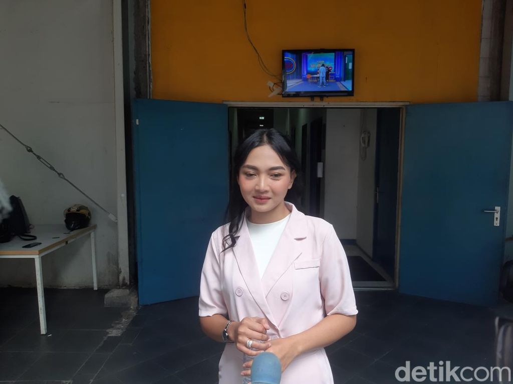 Anak Panas Tinggi Usai Riesca Rose Terseret Isu Perselingkuhan Sule Anak Panas Tinggi Usai Riesca Rose Terseret Isu Perselingkuhan Sule