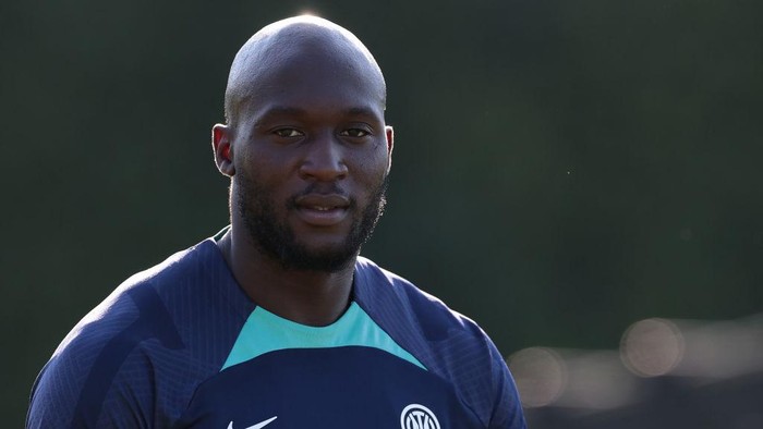 COMO, ITALY - AUGUST 08:  Romelu Lukaku of FC Internazionale looks on during the FC Internazionale training session at the clubs training ground Suning Training Center on August 08, 2022 in Como, Italy. (Photo by Emilio Andreoli - Inter/Inter via Getty Images)