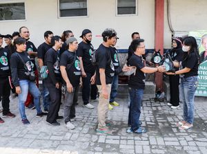 Pengusaha Warteg Bagikan 1.000 Bungkus Makanan ke Driver Ojol