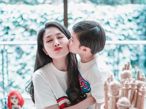 Sandra Dewi saat rayakan ulang tahun bersama keluarga,