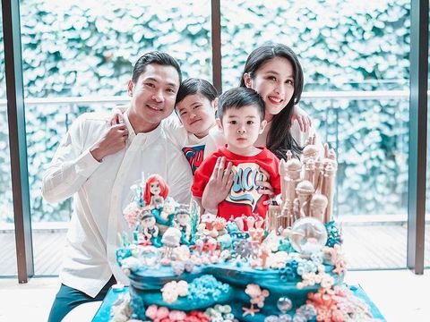 Sandra Dewi saat rayakan ulang tahun bersama keluarga,