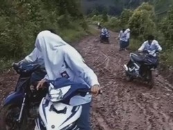 Siswa di Enrekang Tiap Hari Lewati Jalan Rusak-Berlumpur Demi ke Sekolah