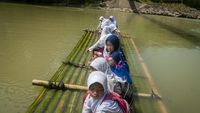 Duh, Masih Ada Anak SD di Banten Naik Getek ke Sekolah
