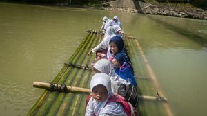 Duh, Masih Ada Anak SD di Banten Naik Getek ke Sekolah
