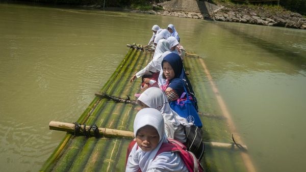 Duh, Masih Ada Anak SD di Banten Naik Getek ke Sekolah