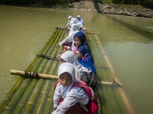 Duh, Masih Ada Anak SD di Banten Naik Getek ke Sekolah