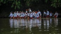 Di Cianjur, Anak SD Ini Terobos Sungai Demi Sampai di Sekolah