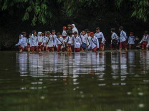 Di Cianjur, Anak SD Ini Terobos Sungai Demi Sampai di Sekolah