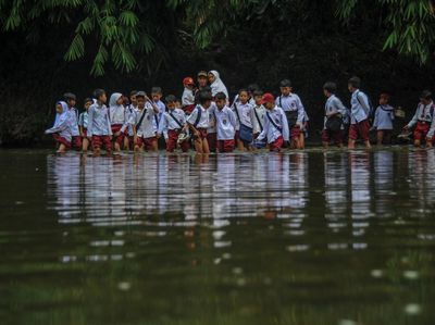 Di Cianjur, Anak SD Ini Terobos Sungai Demi Sampai di Sekolah