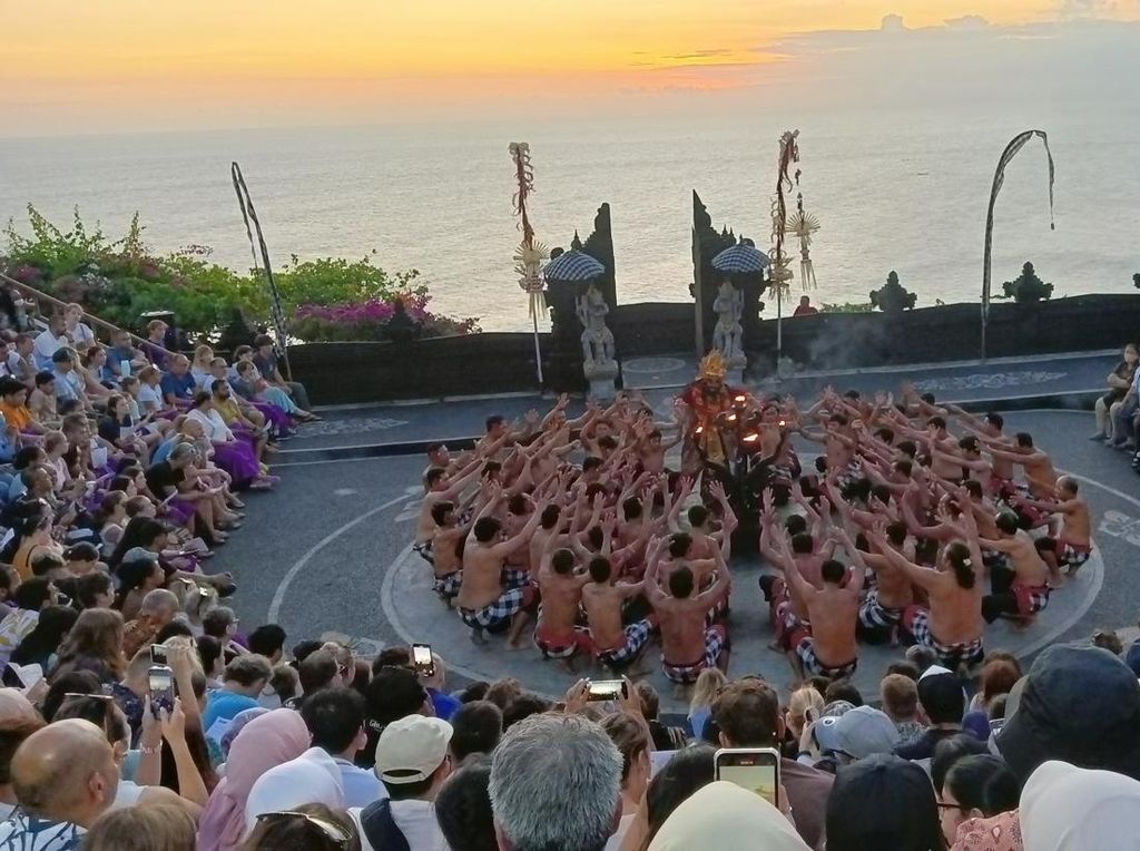 Fantastis! Gaji Penari Kecak Capai Rp 30 Juta Sebulan Fantastis! Gaji Penari Kecak Capai Rp 30 Juta Sebulan