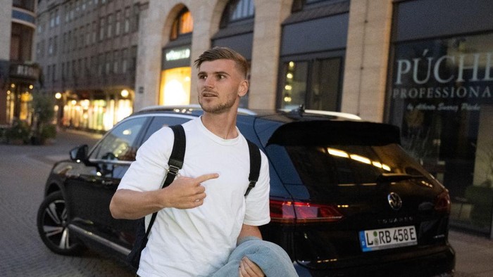 08 August 2022, Saxony, Leipzig: Soccer international Timo Werner arrives at the Steigenberger Hotel. After RB and Chelsea FC agreed on the transfer, the 26-year-old returns to Leipzig to the DFB Cup winners. Photo: Hendrik Schmidt/dpa (Photo by Hendrik Schmidt/picture alliance via Getty Images)