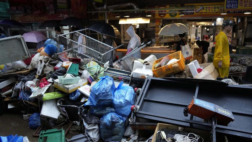 Toko-toko Ini Rusak Diterjang Banjir Seoul Toko-toko Ini Rusak Diterjang Banjir Seoul