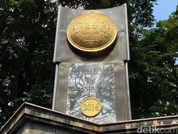 Miris, Tugu Adipura Bandung Dikotori Sampah