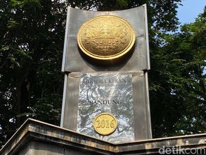 Miris, Tugu Adipura Bandung Dikotori Sampah Miris, Tugu Adipura Bandung Dikotori Sampah