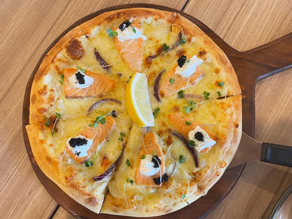 Baru! Pizza Premium Topping Salmon dan Caviar Ada di Sini