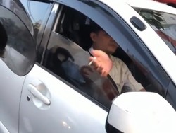 Viral Wanita Pengendara Motor di Malang Tegur Pemobil yang Merokok