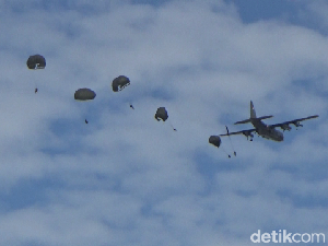 TNI AU Serang Desa Pandanwangi Lumajang yang Dikuasai Musuh