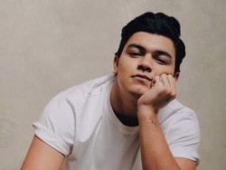 Cerita Cinta yang Tak Sejalan Milik Adam Peter Ada di Lost Without You