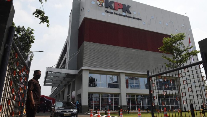 Akhirnyа! KPK Punya Rumah Buat Simpan Mobil Sitaan Koruptor Petugas mengontrol penyimpanan kendaraan beroda empat rampasan dari koruptor di Rumah Penyimpanan Benda Sitaan dan Barang Rampasan (Rupbasan) KPK yang gres didirikan di Jalan Dewi Sartika, Cawang, Kramat Jati, Jakarta Timur, Rabu (10/8/2022). Bangunan empat lantai di atas luasan tanah 7.831 meter persegi tersebut memuat benda sitaan dan barang rampasan selaku penggalan dari optimalisasi asset recovery (melalui pemeliharaan, pengawalan benda sitaan, ataupun barang rampasan) dari penanganan tindakan melawan hukum korupsi yang dikerjakan KPK. ANTARA FOTO/Indrianto Eko Suwarso/foc.
