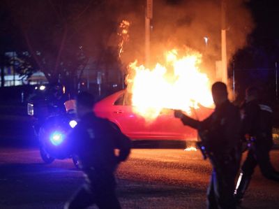 Anggota Kartel Narkoba Meksiko Mengamuk dan Bakar Mobil