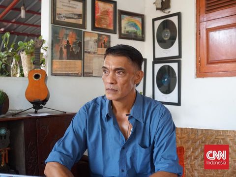 Arthur Michiels, Anggota grup Krontjoeng Toegoe saat ditemui di Tugu, Jakarta Utara, Minggu (7/8/2022).(CNN Indonesia/Endro Priherdityo)