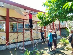 Rusak Parah, Atap Gedung SD 4 Melaya Akhirnya Dibongkar Rusak Parah, Atap Gedung SD 4 Melaya Akhirnya Dibongkar
