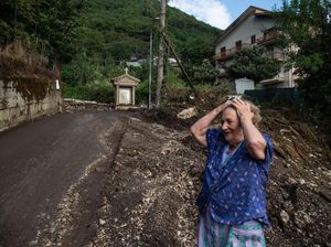 Begini Kesibukan Bersih-bersih Warga Pascabanjir di Monteforte Italia