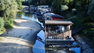 Foto Kekeringan di Belanda, Air Sungai Susut, Rumah Perahu Kandas