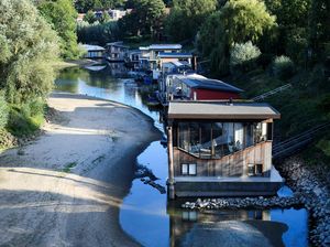 Foto Kekeringan di Belanda, Air Sungai Susut, Rumah Perahu Kandas