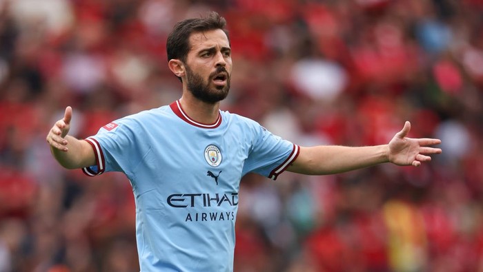 LEICESTER, ENGLAND - JULY 30: Bernardo Silva of Manchester City during The FA Community Shield match between Liverpool and Manchester City at The King Power Stadium on July 30, 2022 in Leicester, England. (Photo by Matthew Ashton - AMA/Getty Images)
