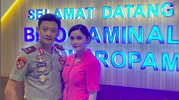 Brigjen Hendra Kurniawan dan istri, Seali Syah.