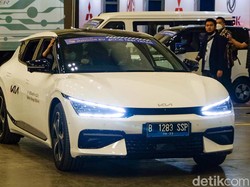 Saat Airlangga Test Drive Mobil Listrik Kia EV6 di GIIAS 2022