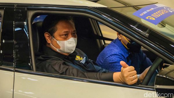 Buka GIIAS 2022, Menko Airlangga Jajal Mobil Listrik