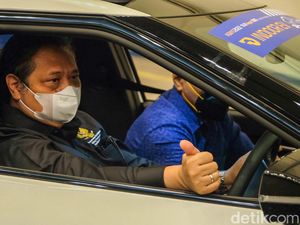 Buka GIIAS 2022, Menko Airlangga Jajal Mobil Listrik