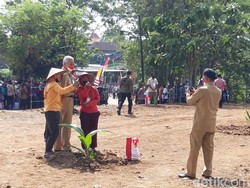 Momen Bupati Boyolali Jadi Fotografer Emak-emak yang Minta Foto Bareng Ganjar