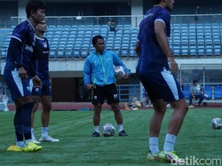 Budiman Beberkan Isi Ruang Ganti Persib Usai Ditinggalkan Robert