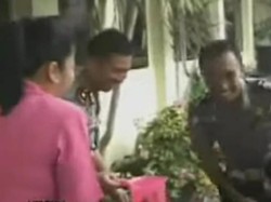 Momen Saat Istri Ferdy Sambo Siramkan Air Kolam ke Bripka RR