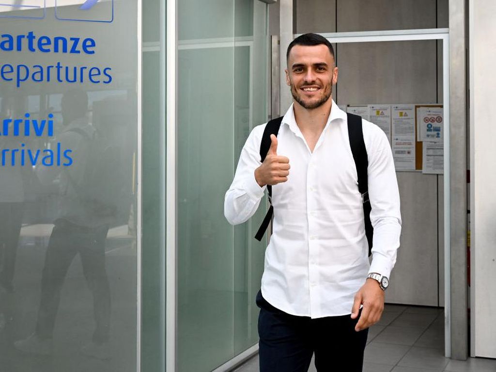 Filip Kostic Tiba di Turin, Segera Tuntaskan Transfernya ke Juventus Filip Kostic Tiba di Turin, Segera Tuntaskan Transfernya ke Juventus