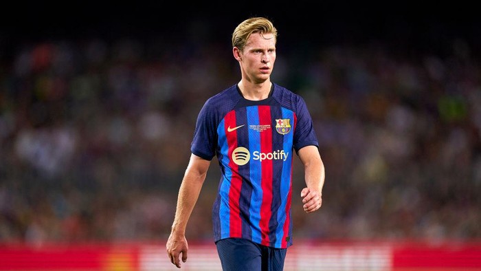BARCELONA, SPAIN - AUGUST 07: Frenkie De Jong of FC Barcelona looks on during the Joan Gamper Trophy match between FC Barcelona and Pumas UNAM at Camp Nou on August 07, 2022 in Barcelona, Spain. (Photo by Pedro Salado/Quality Sport Images/Getty Images)