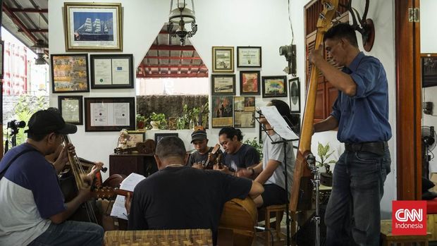 Suasana kelompok keroncong Krontjoeng Toegoe saat latihan di markas mereka di Kampung Tugu, Jakarta Utara, Minggu (7/8/2022).(CNN Indonesia/Endro Priherdityo)