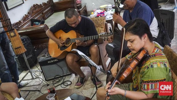 Grup Krontjong Toegoe Suasana kelompok keroncong Krontjoeng Toegoe saat latihan di markas mereka di Kampung Tugu, Jakarta Utara, Minggu (7/8/2022).(CNN Indonesia/Endro Priherdityo)