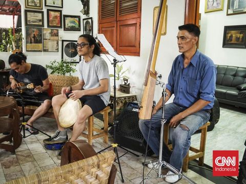 Suasana kelompok keroncong Krontjoeng Toegoe saat latihan di markas mereka di Kampung Tugu, Jakarta Utara, Minggu (7/8/2022).(CNN Indonesia/Endro Priherdityo)