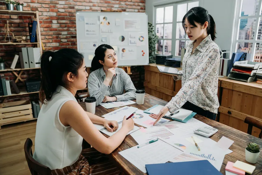 Aquarius tidak segan-segan menegur orang yang menurutnya tidak disiplin, kurang pas, dan menggampangkan pekerjaan/Foto: freepik.com/primagefactory