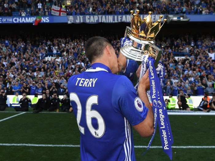 LONDON, ENGLAND - MAY 21:  John Terry of Chelsea celebrates winning the league following the Premier League match between Chelsea and Sunderland at Stamford Bridge on May 21, 2017 in London, England.  (Photo by Darren Walsh/Chelsea FC via Getty Images)