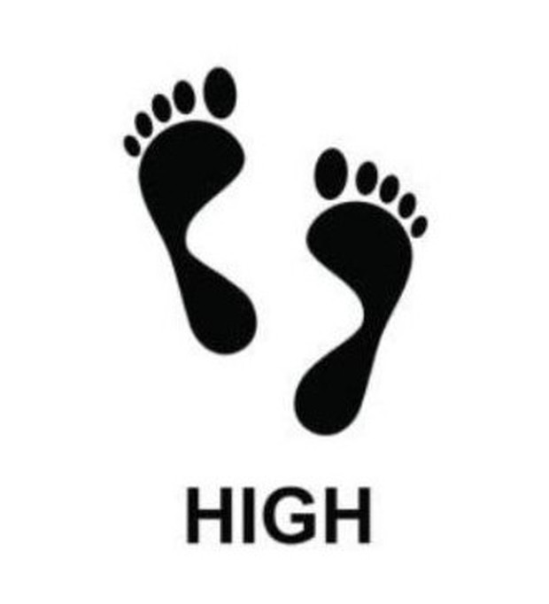 Jenis kaki lengkung tinggi membutuhkan bantalan yang tinggi dan fleksibel agar kaki melangkah dengan stabil dan seimbang