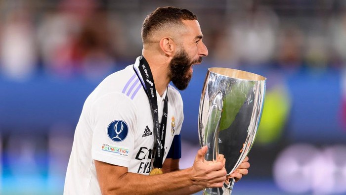 HELSINKI, FINLAND - AUGUST 10: Karim Benzema of Real Madrid celebrates with the trophy after the Real Madrid CF and Eintracht Frankfurt - UEFA Super Cup Final 2022 at Helsinki Olympic Stadium on August 10, 2022 in Helsinki, Finland. (Photo by Gaston Szerman/DeFodi Images via Getty Images)