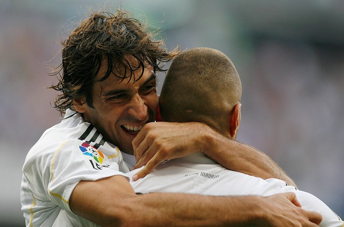 Karim Benzema, Raul Gonzalez HELSINKI, FINLAND - AUGUST 10: Karim Benzema of Real Madrid scores their side's second goal whilst under pressure from Tuta and Djibril Sow of Eintracht Frankfurt during the UEFA Super Cup Final 2022 between Real Madrid CF and Eintracht Frankfurt at Helsinki Olympic Stadium on August 10, 2022 in Helsinki, Finland. (Photo by Alex Grimm/Getty Images )