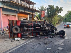 Dua Truk Adu Banteng di Gresik, 2 Sopir Luka Serius