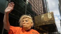 Ketika Warga Sentil Donald Trump dengan Baju Tahanan