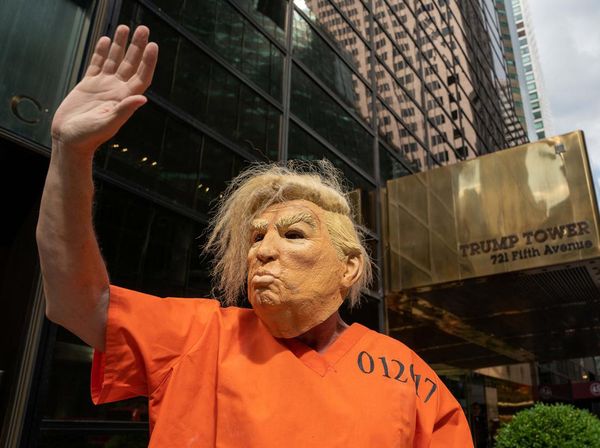 Ketika Warga Sentil Donald Trump dengan Baju Tahanan